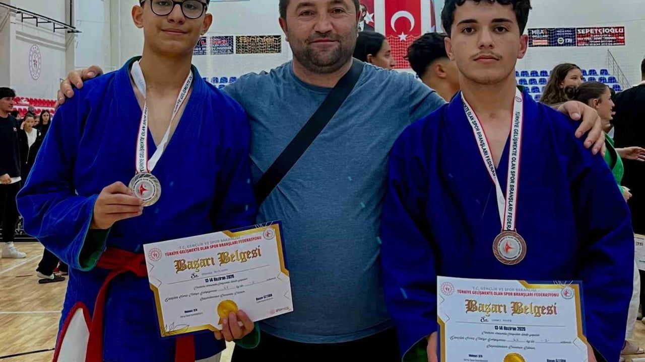 Bilecikli sporculardan kuraşta iki madalya