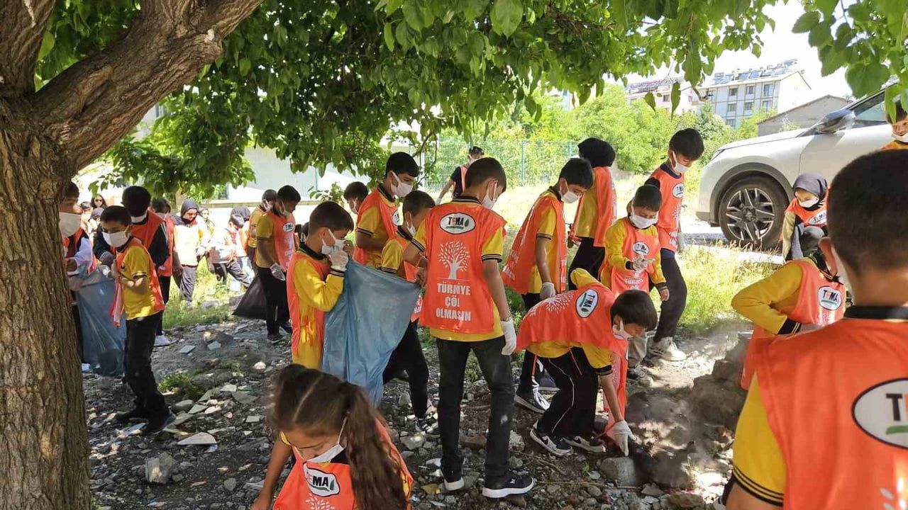 Bingöl'de 5 Haziran Dünya Çevre Günü'nde TEMA ve öğrenciler çevre temizliği yaptı
