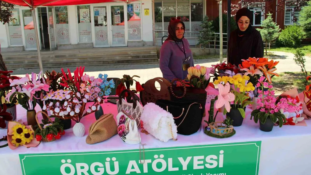 Bingöl'de gençlerin yıl boyu hazırladığı eserler sergilendi