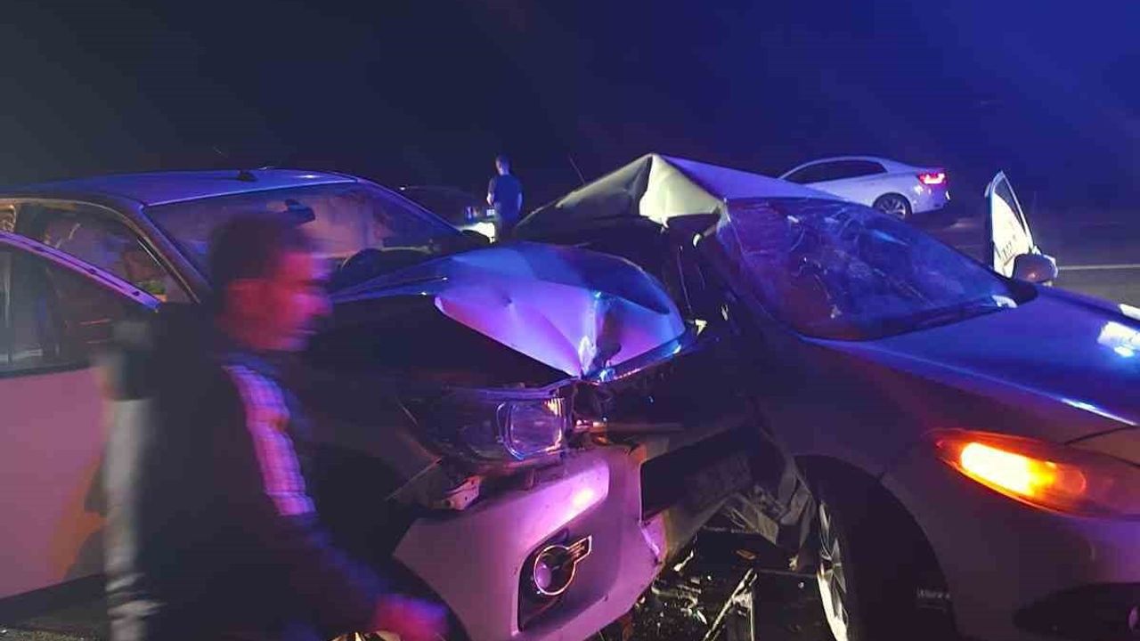 Bingöl'de otomobil ile pikap çarpıştı: 1'i ağır 3 yaralı