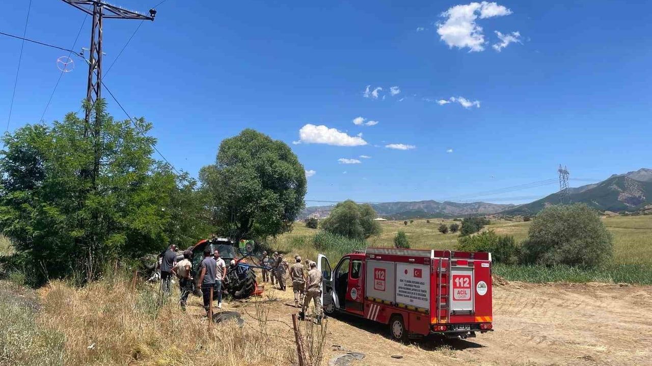 Bingöl'de park halindeki traktöre çarpan otomobil ters döndü: 1 ağır yaralı