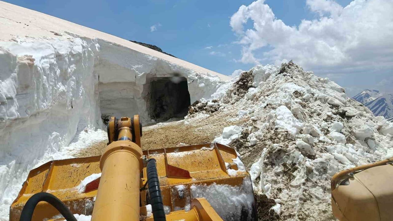 Bingöl Solhan'da haziranda karla mücadele: Yollar tünel yöntemiyle açılıyor