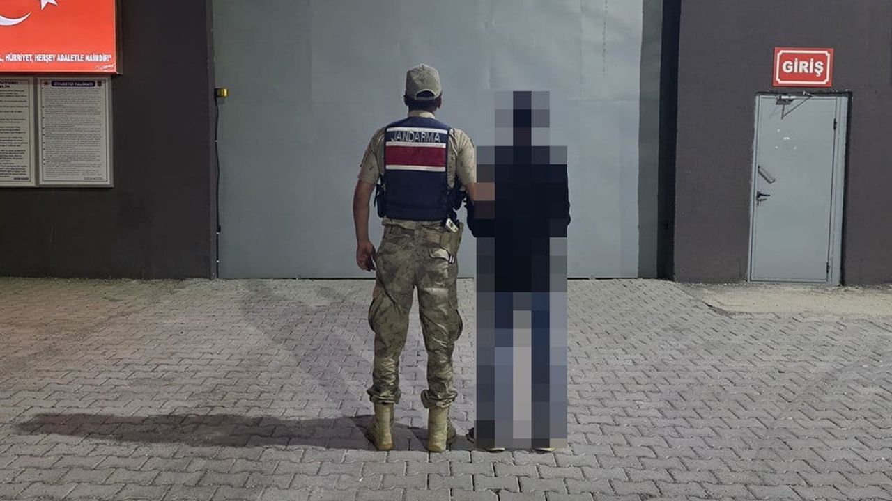 Birecik'te 6 yıl 3 ay kesinleşmiş hapis cezası bulunan A.Ş. jandarma tarafından yakalandı