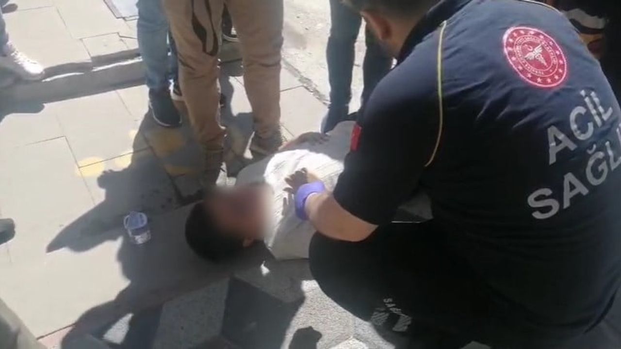 Bisikletiyle aniden yola çıkan çocuğa otomobil çarptı