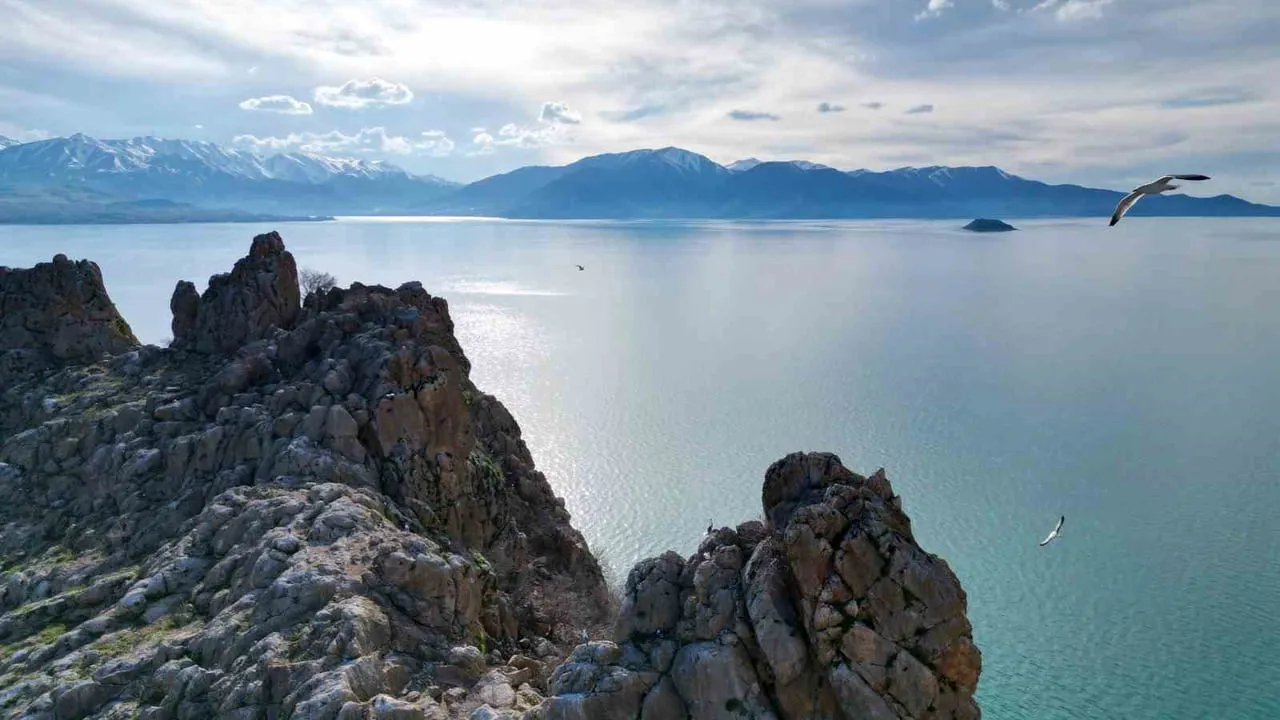 Bitlis’in kar suları Van Gölü’ne güç katıyor