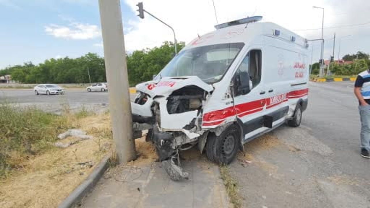 Bitlis'te ambulans ile otomobil çarpıştı: 10 yaralı