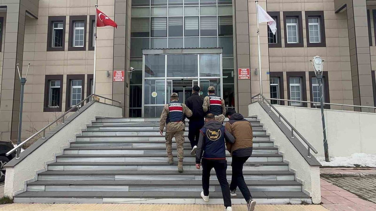 Bitlis'te göçmen kaçakçılığı operasyonunda 135 düzensiz göçmen yakalandı