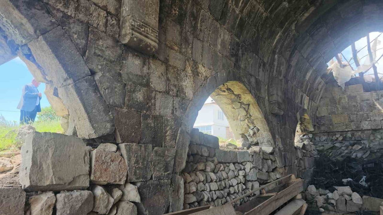 Bitlis'te Lale (Zai) Paşa Hanı bakımsızlıktan kurtarılmayı bekliyor