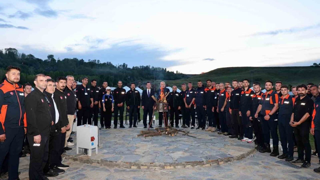 Bitlis valisi Karakaya, AFAD'ın tematik kampını ziyaret etti