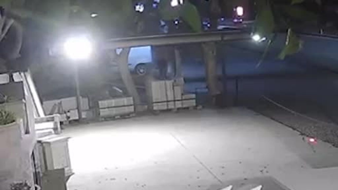 Bodrum’da düğün salonu tabelasını yıkan otomobilin kaza anı güvenlik kamerasına yansıdı