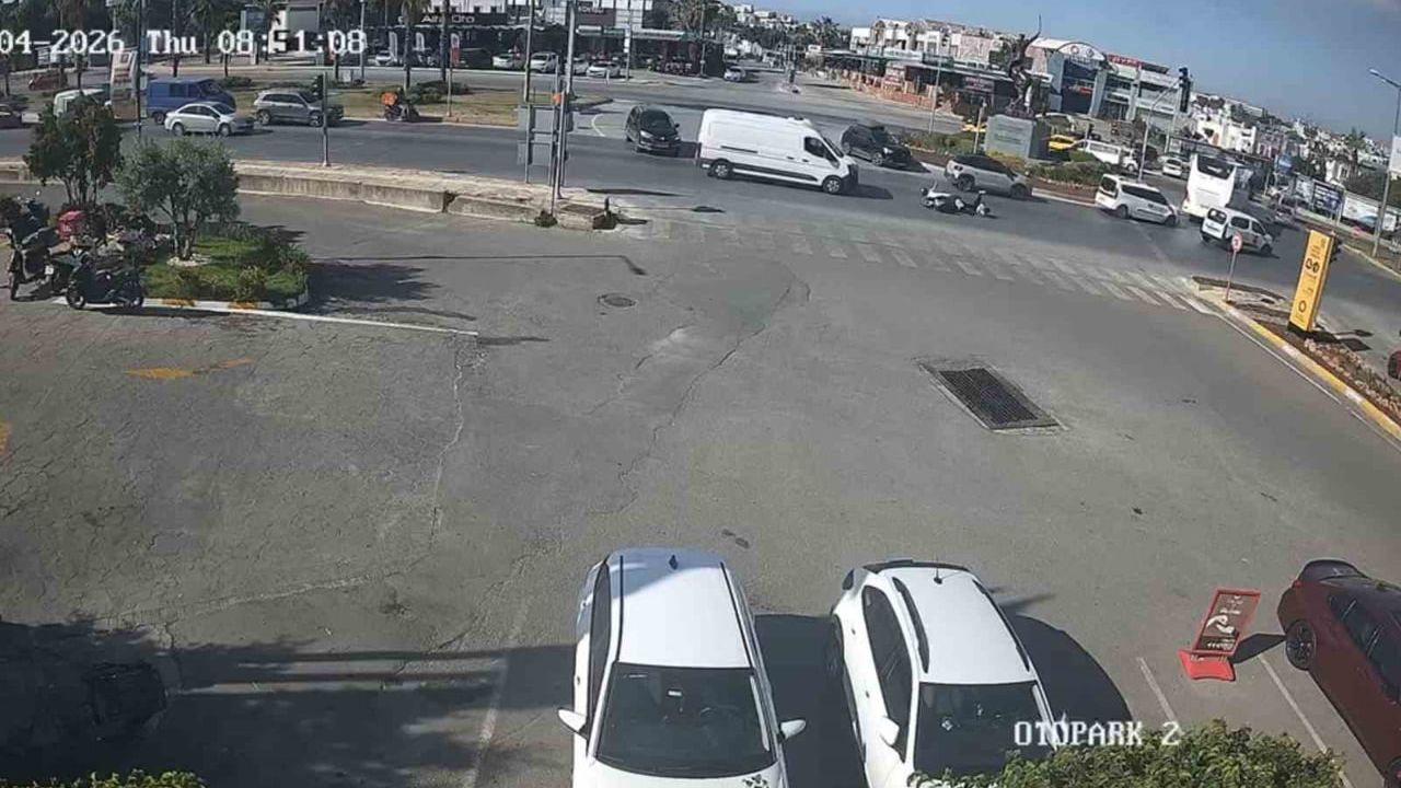 Bodrum'da Gümbet Kavşağı'nda motosiklet-kamyonet çarpışması: 2 kişi yaralandı