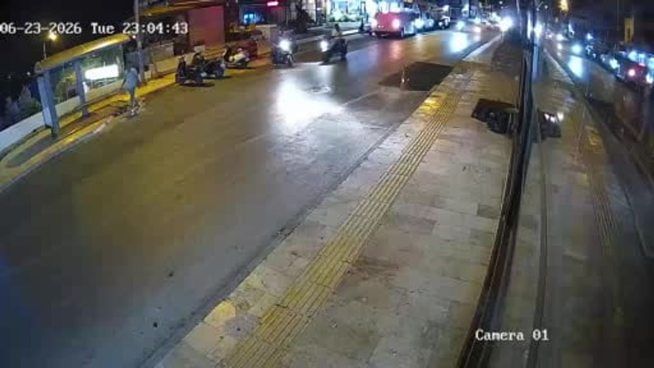 Bodrum'da iki kişinin yaralandığı motosiklet kazası güvenlik kamerasına yansıdı