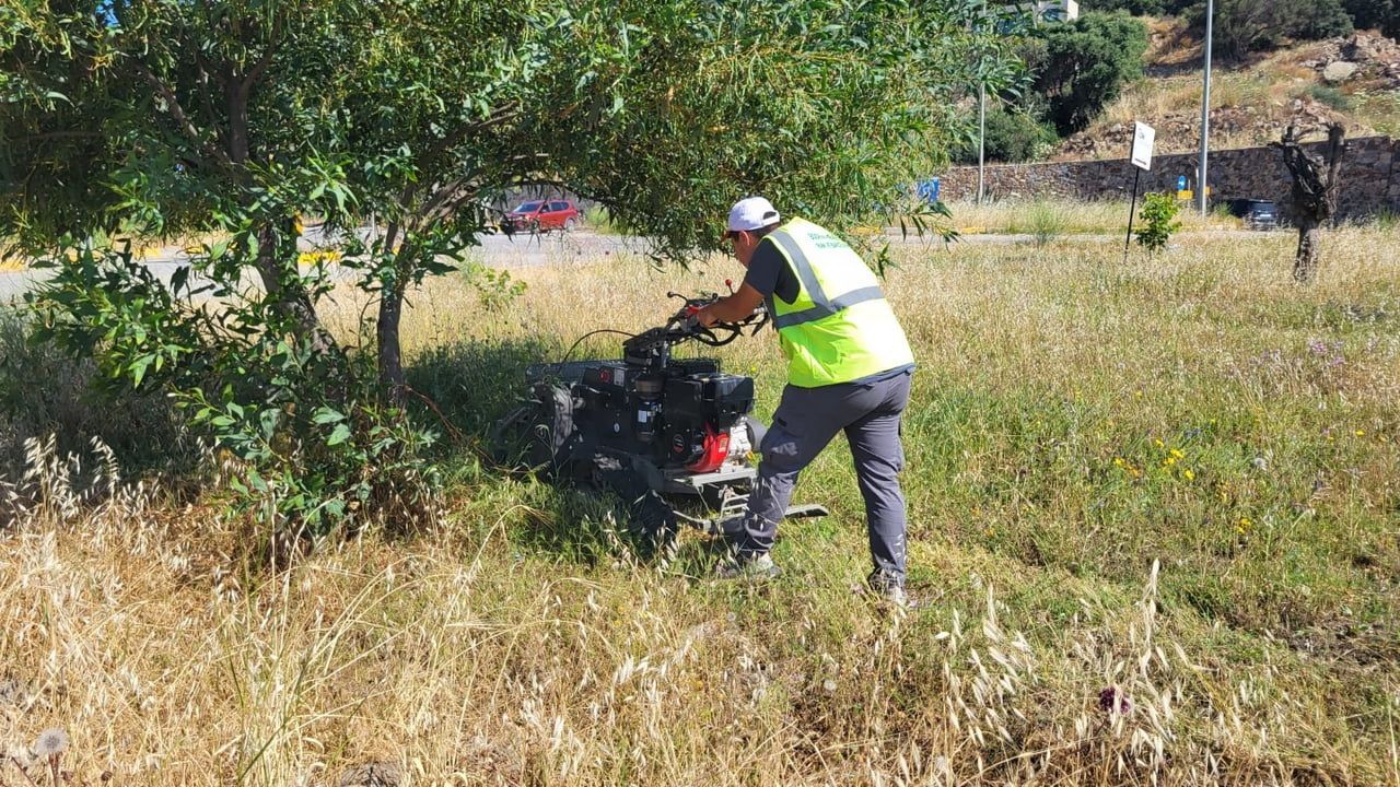 Bodrum'da Park ve Bahçeler Müdürlüğü ot temizliği ve çevre düzenleme çalışmalarını sürdürüyor