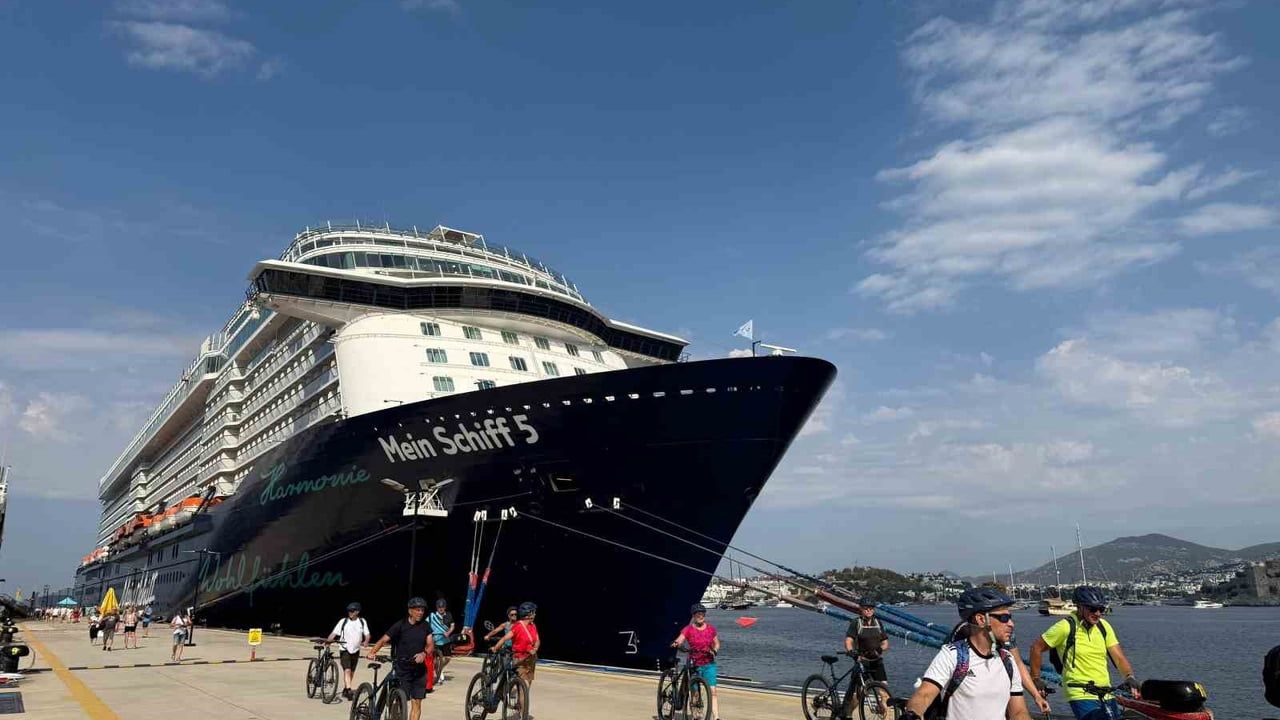 Bodrum limanına aynı gün iki kruvaziyer yanaştı: 2 bin 583 turist geldi