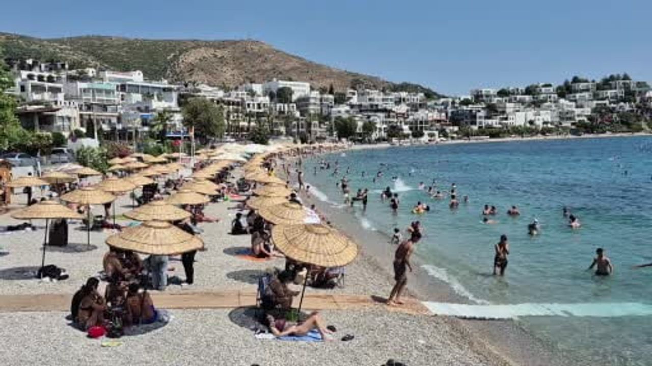 Bodrum sahilleri yaz sıcaklarıyla doldu taştı