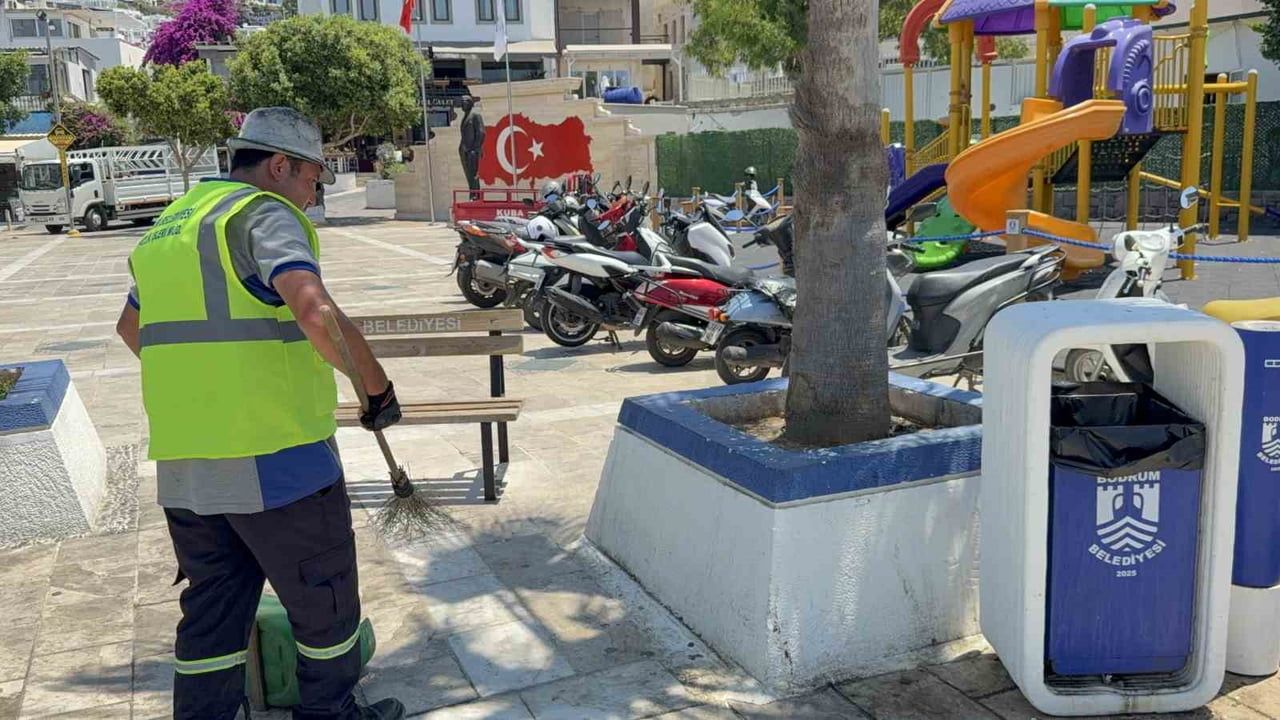 Bodrum sokaklarını müzik ve dansla temizliyor: Hüseyin Dağdevirir’in günlük mesaisi