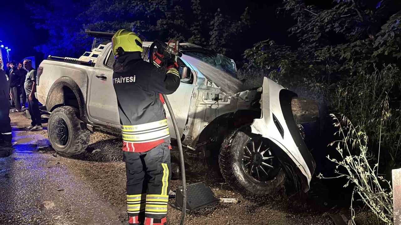Bolu D-100 kara yolunda hafriyat tırıyla çarpışma: Lüks pikap hurdaya döndü, 3 yaralı