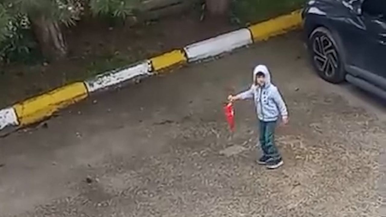 Bolu'da 5 yaşındaki Miraç Akpınar yerdeki Türk bayrağını kaldırdı