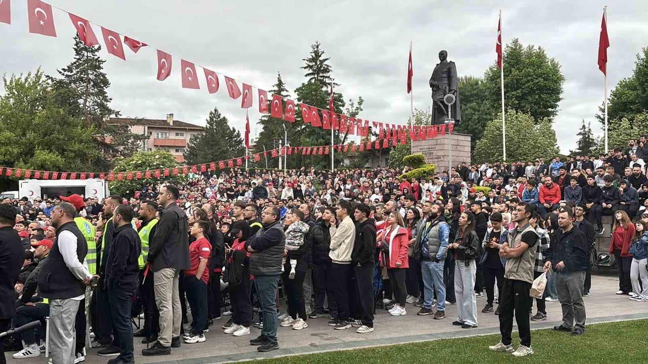 Bolu’da Anıtpark’ta Dünya Kupası coşkusu sokağa taştı