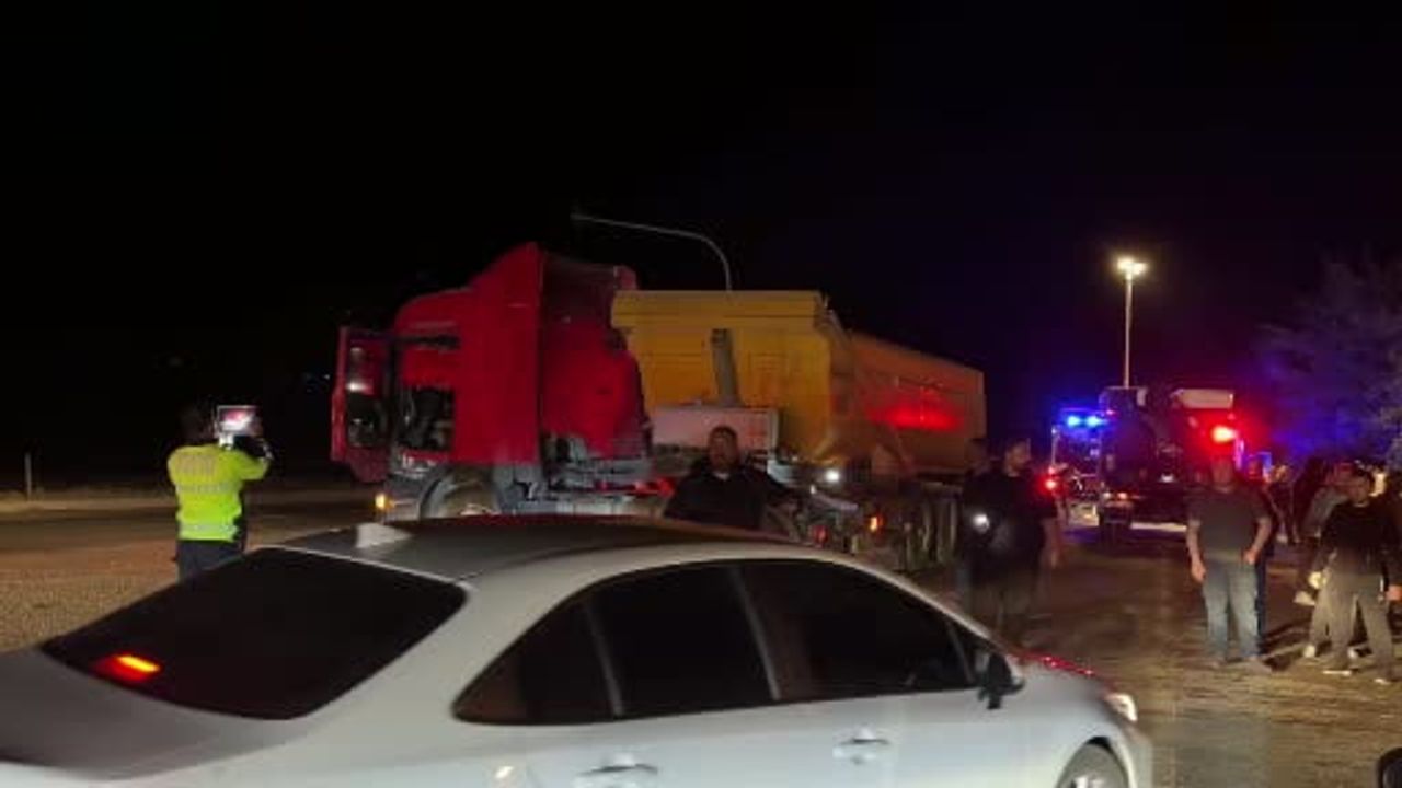 Bolu'da D-100'de hafriyat tırıyla çarpışan lüks pikap hurdaya döndü: 3 yaralı