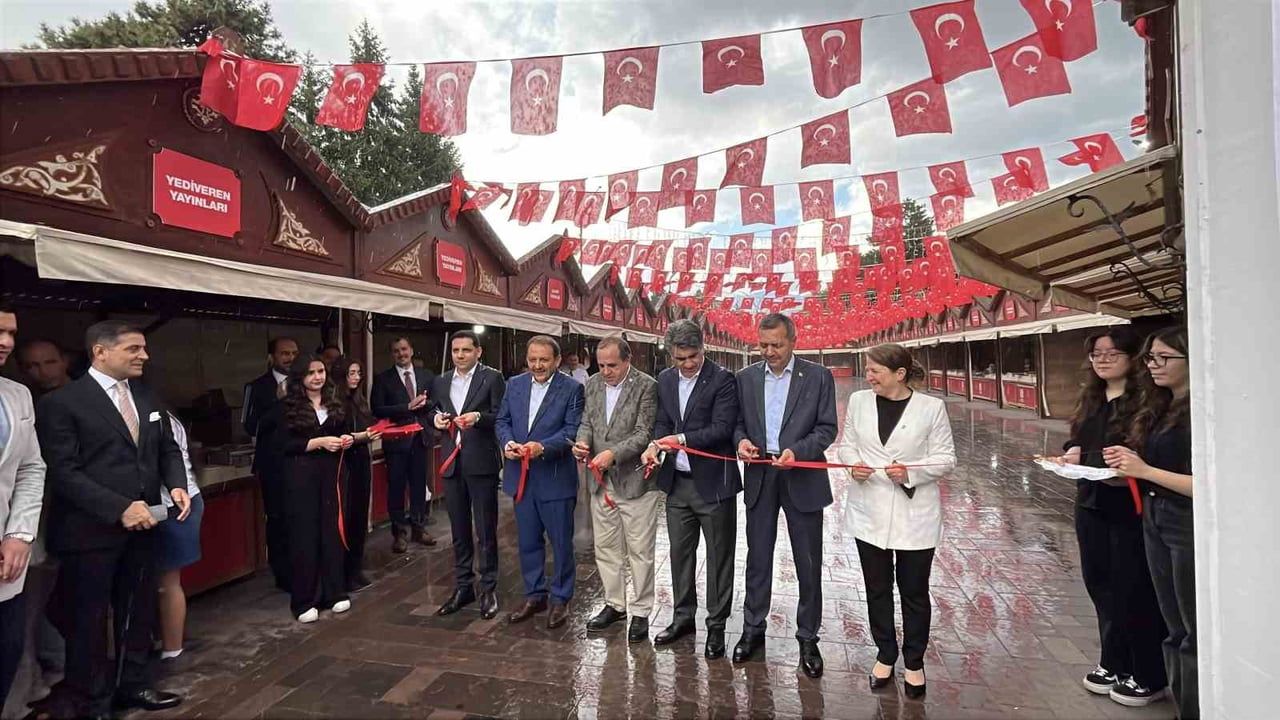 Bolu'da kitap fuarına yağmur engeli