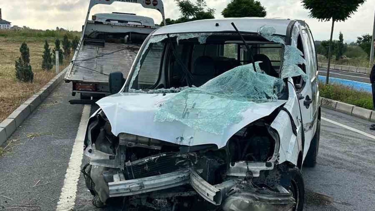 Bolu'da kontrolden çıkan hafif ticari araç devrildi: sürücü itfaiye tarafından kurtarıldı