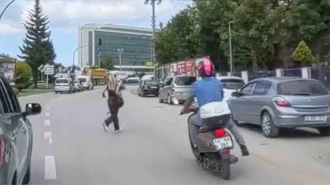 Bolu'da motosiklet sürücüsü yayaya çarpmaktan son anda kurtuldu