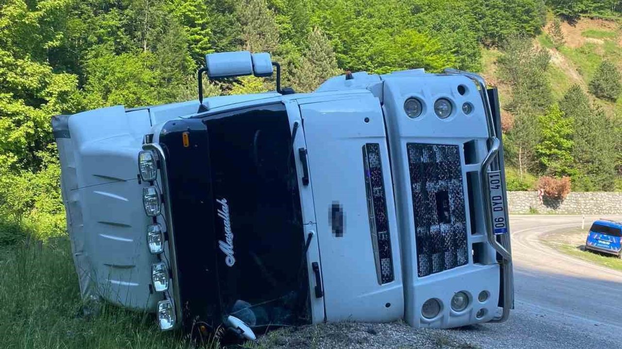 Bolu'da Mudurnu-Akyazı yolunda kontrolden çıkan tır devrildi; sürücü yara almadı