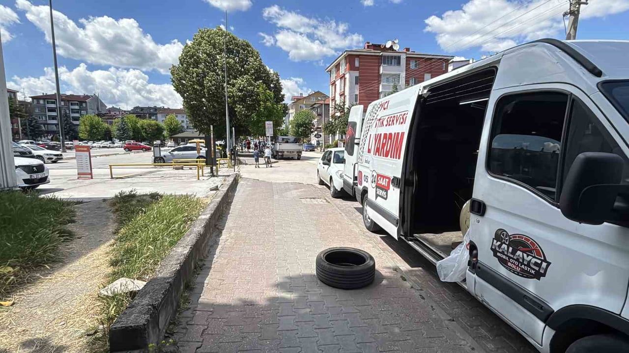 Bolu’da otopark düzenlemesini fark etmeyen sürücülerin yaklaşık 20 aracının lastiği patladı