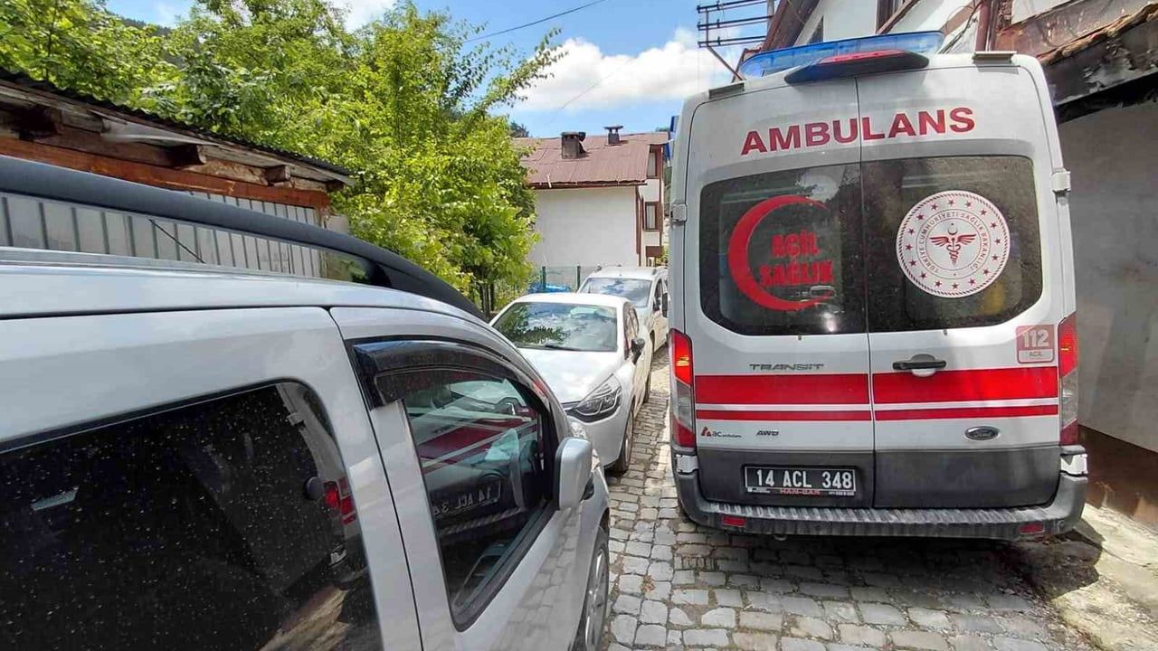 Bolu’da park edilen araçlardan ambulans sokağa giremedi: sağlık ekipleri hastaya yürümek zorunda kaldı