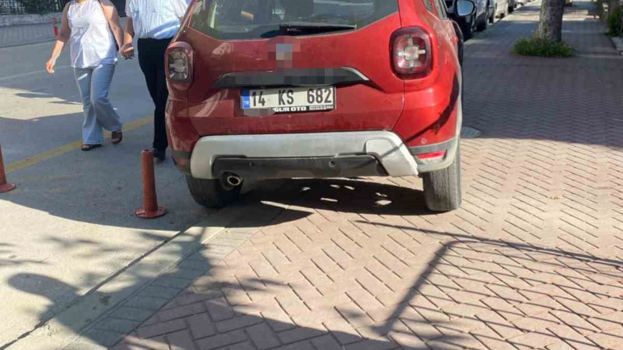 Bolu’da park halindeki cipe çarpan otomobil takla attı: 1 yaralı
