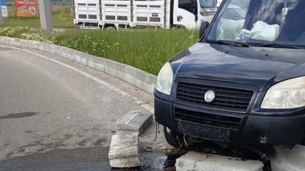 Bolu'da Yeniçağa-Mengen yol ayrımında refüje çıkan hafif ticari aracın sürücüsü yaralandı