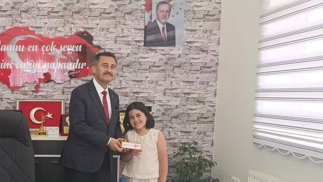 Bolvadin eğitiminde il birinciliği alan öğrenci ilçeyi gururlandırdı