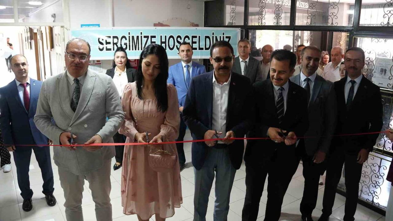 Bolvadin halk eğitimi merkezinde yıl sonu sergisi açıldı