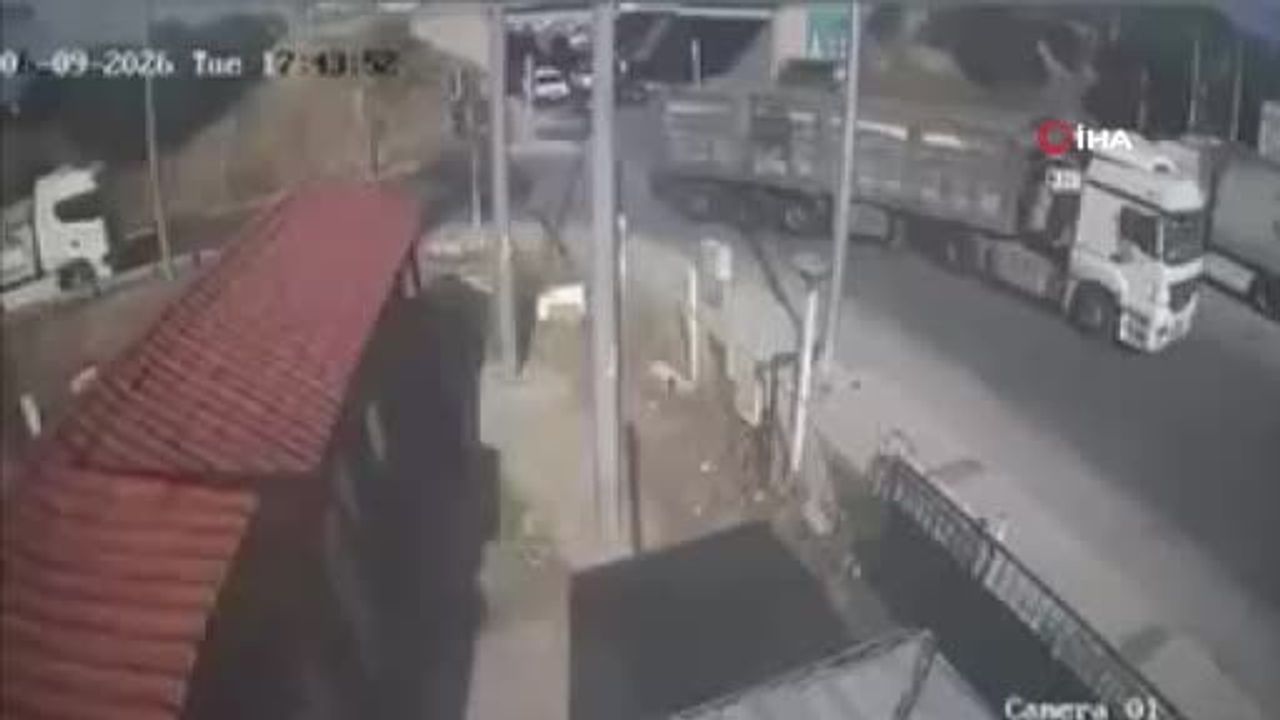 Bornova'da otomobil TIR'ın altına girdi: Sürücü Burak Beder yaşamını yitirdi
