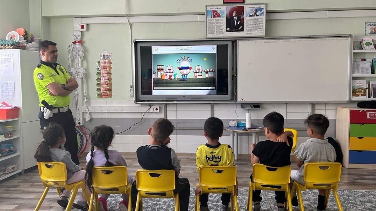 Bozüyük Hamzabey İlkokulu'nda öğrencilere trafik eğitimi verildi