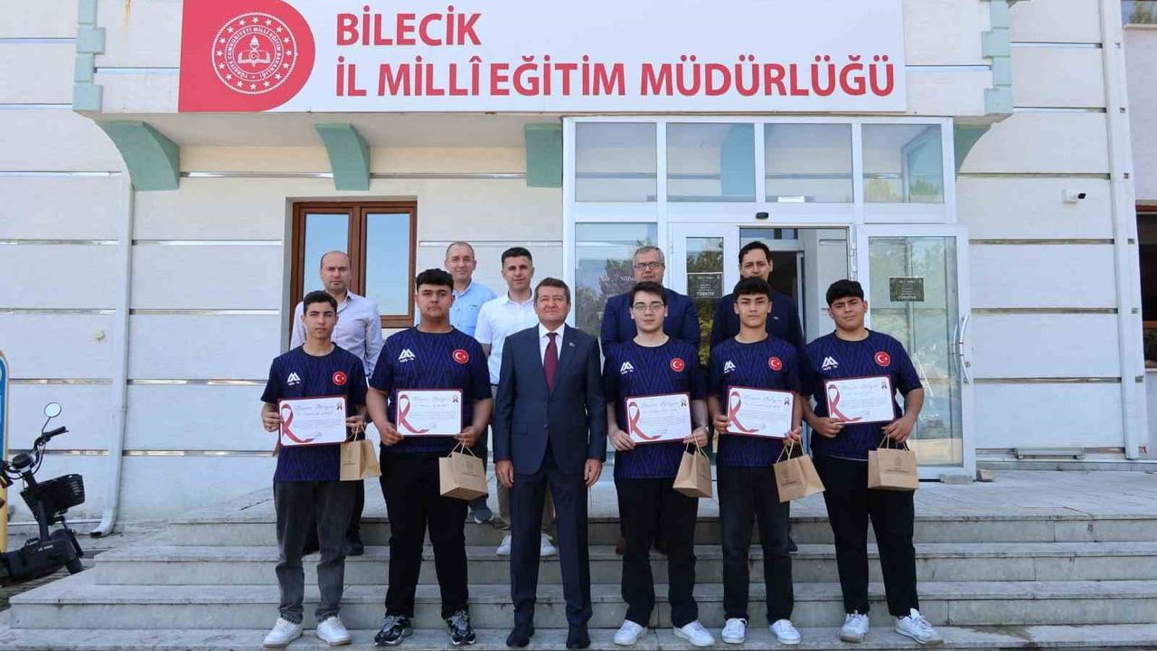 Bozüyük Mimar Sinan MTAL Mis@n Robot Takımı'na başarı belgesi verildi — 18. Uluslararası MEB Robot Yarışması Mini Sumo dünya şampiyonları ödüllendirildi