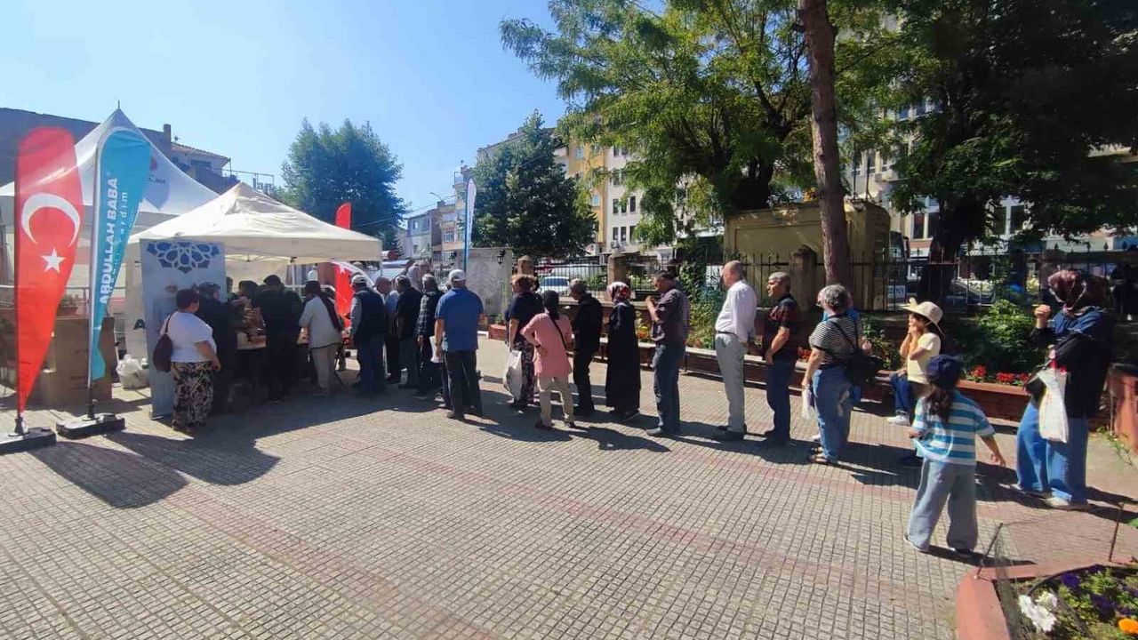 Bozüyük'te Abdullah Baba Vakfı'ndan aşure günü ikramı