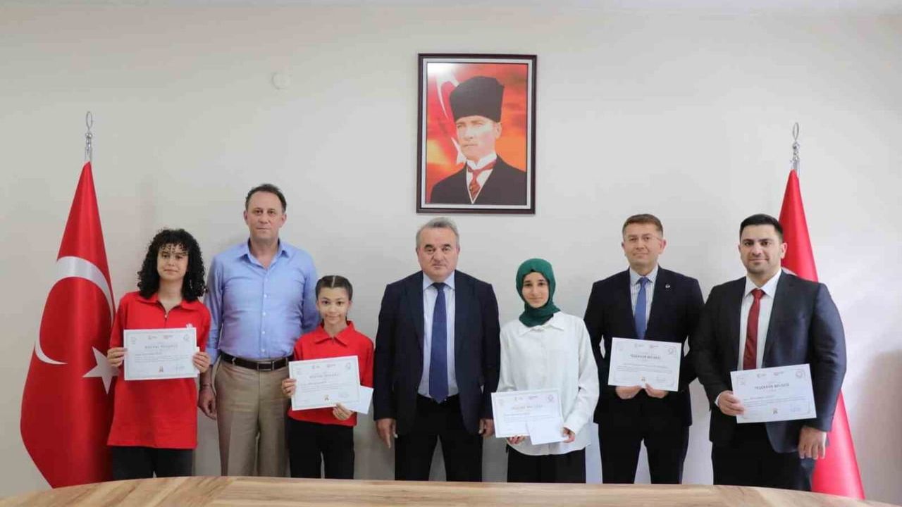 Bozüyük'te Türkiye Derecesi Elde Eden Öğrencilere Başarı Belgeleri Verildi