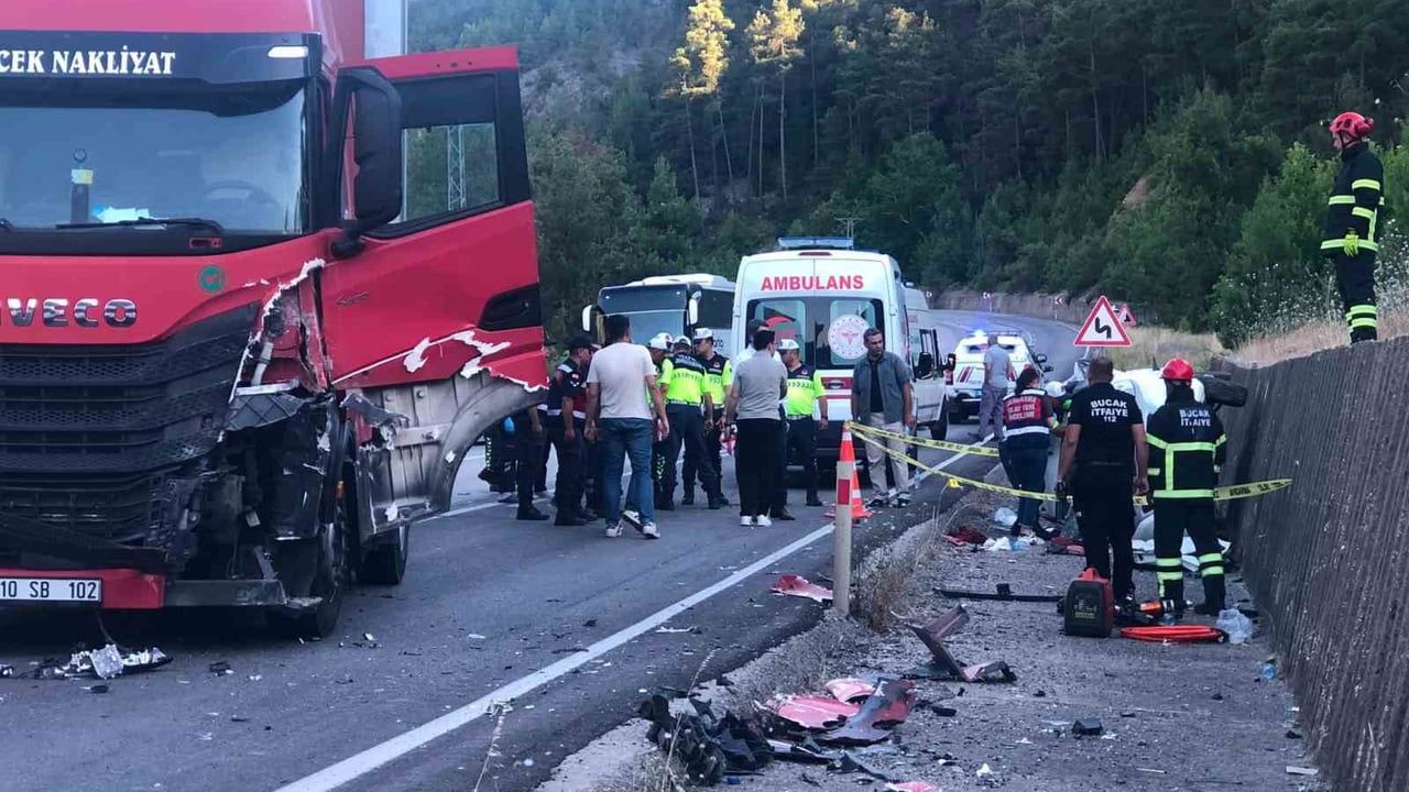 Bucak'ta tır ile hafif ticari araç çarpıştı: 1 ölü, 1 yaralı