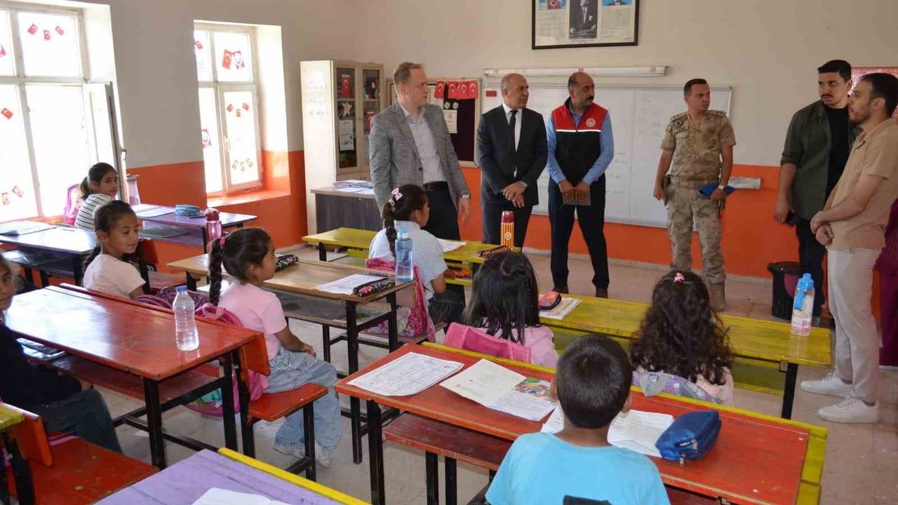 Bulanık kaymakamı Ömer Övünç Koşansu köy ziyaretlerinde talepleri dinliyor