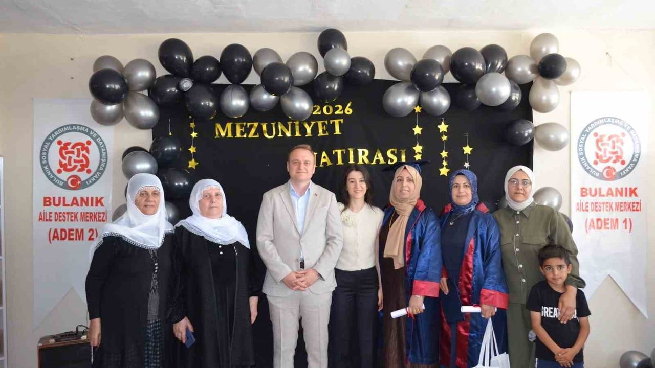 Bulanık'ta 50 kadın okuma yazma kursunu tamamladı