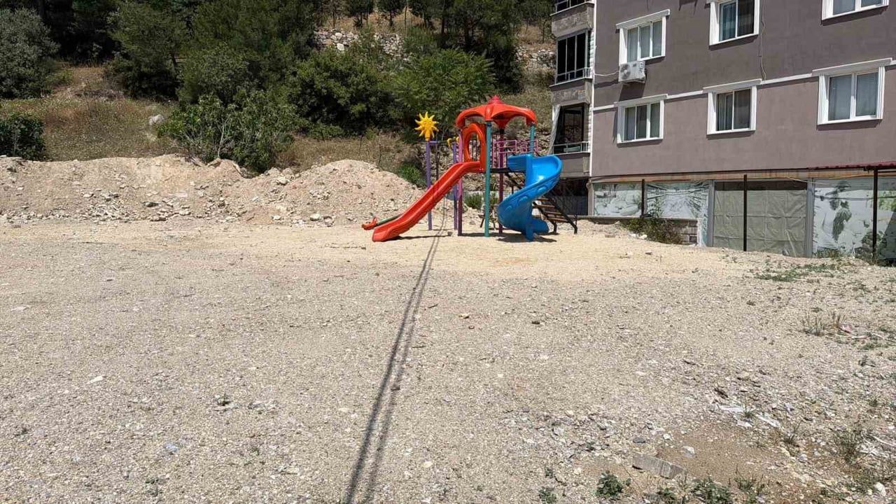 Buldan'da internet altyapı çalışması sonrası düzeltilmeyen yollar vatandaşları mağdur etti