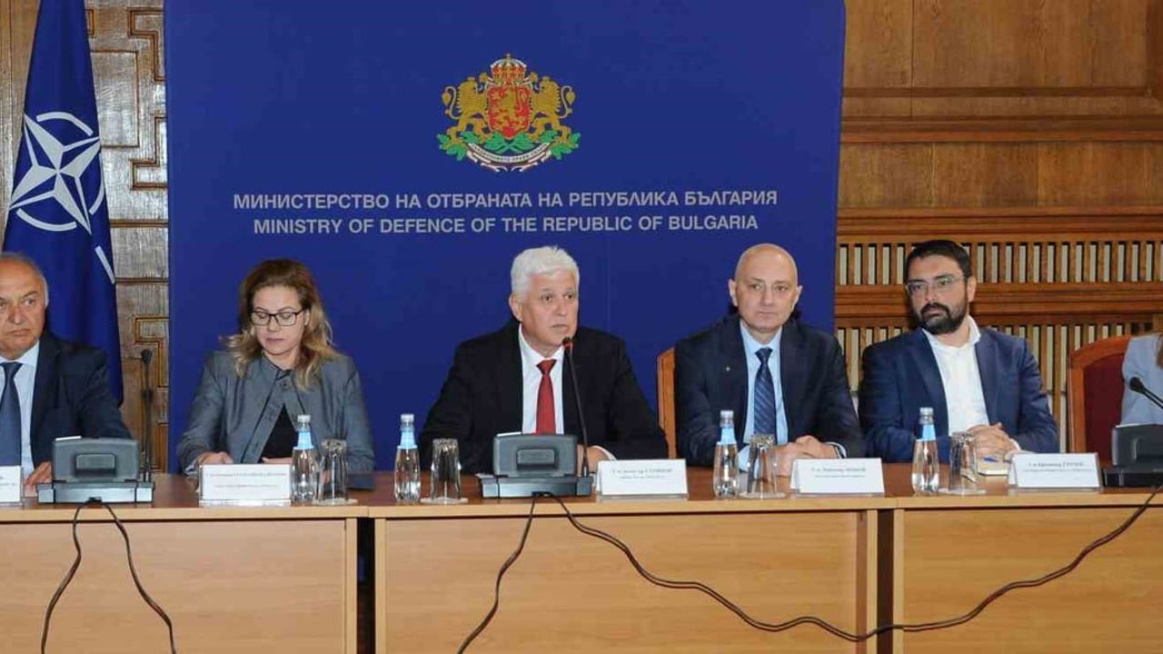 Bulgaristan Savunma Bakanı Stoyanov: Ukrayna'ya Yeni Silah Sevkiyatı Durduruldu