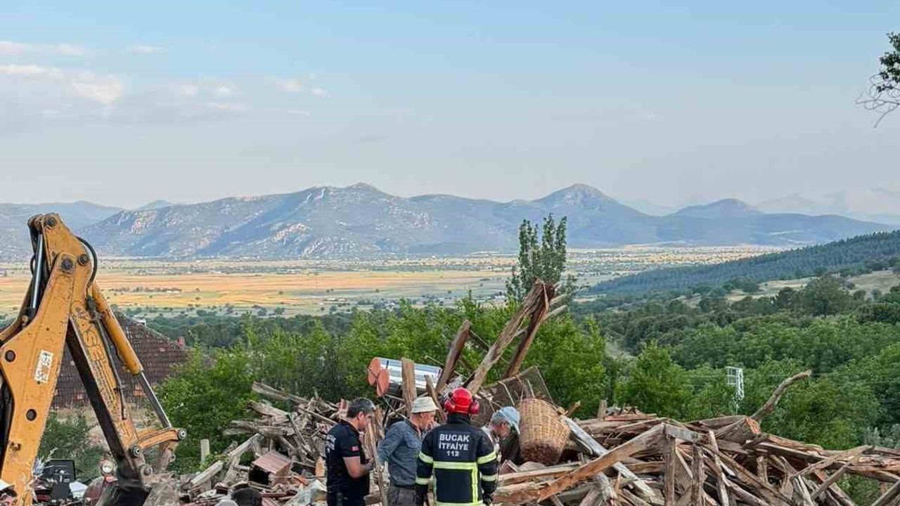 Burdur’da çöken kerpiç evde 2 kişi hafif yaralandı; büyükbaş hayvan enkaz altından sağ kurtarıldı