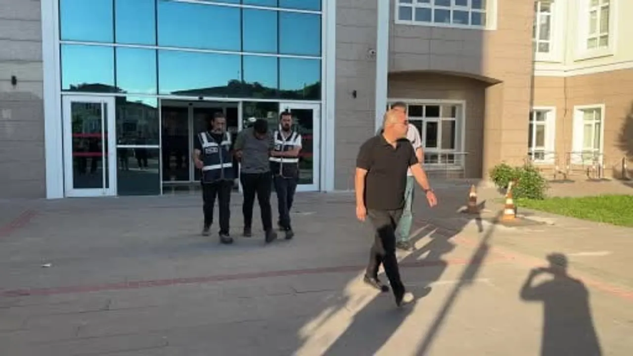 Burdur'da evine gelen adamı öldüren genç tutuklandı