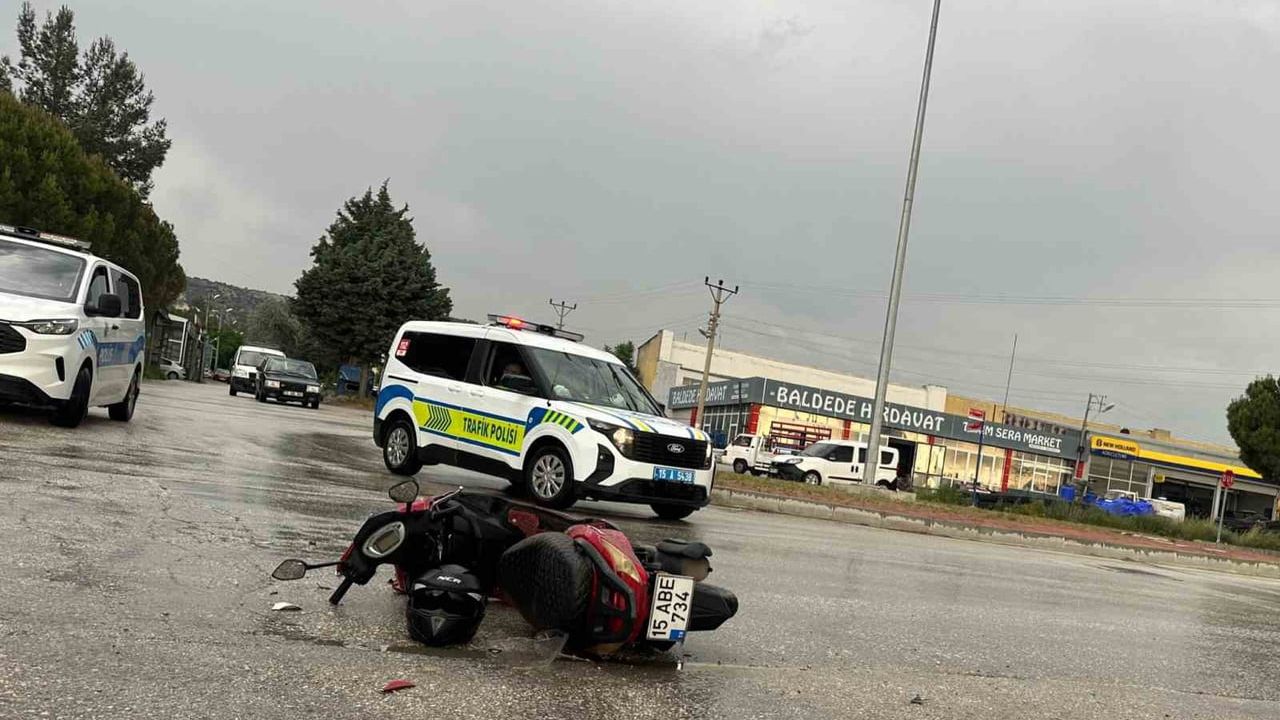 Burdur'da kavşakta motosiklet ile otomobil çarpıştı; 1 yaralı