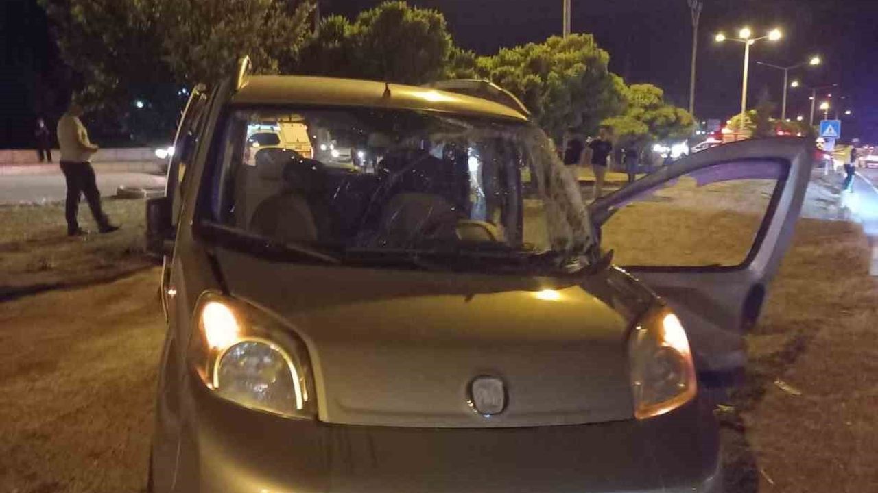 Burdur'da kavşakta otobüs ile hafif ticari araç çarpıştı: 3 yaralı