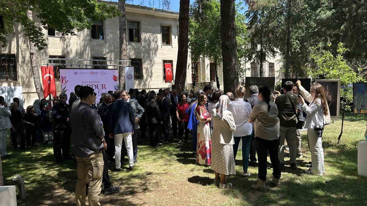 Burdur’da lale kültür günleri kapsamında karma lale sergisi açıldı