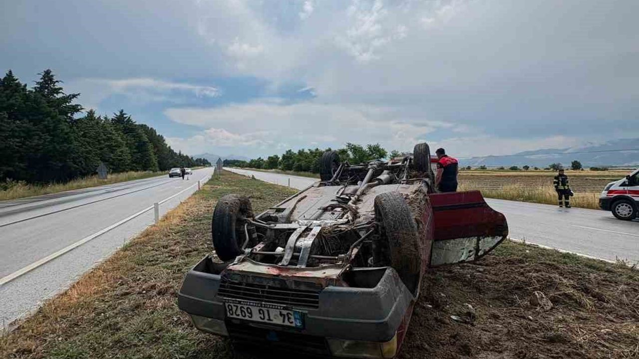 Burdur'da otomobil takla attı: 2 yaralı